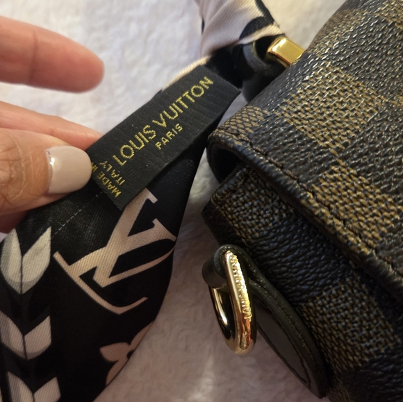 Louis VuittonDamier Ebene Croisette Elegant Brown Checkered Handbag - Copy - Picture 10 of 16